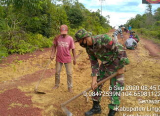 Babinsa Koramil 06/Senayang Goro Penimbunan Jalan Rusak