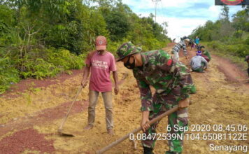 Babinsa Koramil 06/Senayang Goro Penimbunan Jalan Rusak