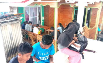 Minim Sinyal Internet, Dermaga Desa Mamut Menjadi Akses Belajar Daring Anak Sekolah