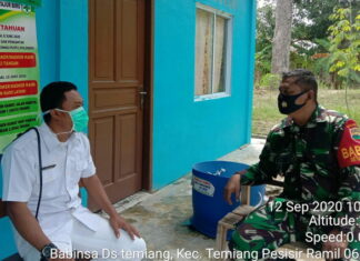 Cegah DBD, Babinsa Koramil 06/Senayang Bersama Aparat Desa Lakukan Fogging