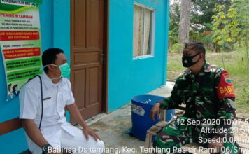 Cegah DBD, Babinsa Koramil 06/Senayang Bersama Aparat Desa Lakukan Fogging