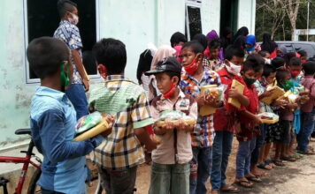 Ketua PKK Singkep Barat Bagikan Puluhan Buku dan Alat Tulis