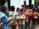 Ketua PKK Singkep Barat Bagikan Puluhan Buku dan Alat Tulis