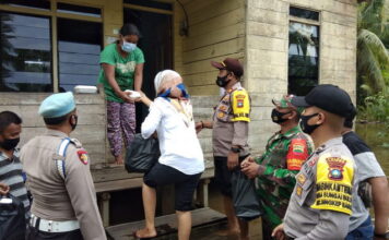 Polsek Singkep Barat Dirikan Dapur Umum di Lokasi Musibah Banjir Kampung Pengambil