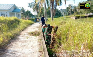 Babinsa Koramil 06/Senayang Goro Bersama Masyarakat Bersih Bahu Jalan