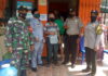 Sinergitas Babinsa Koramil 02/Tarempa Kawal Distribusi Bantuan Sosial Tunai