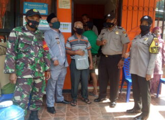 Sinergitas Babinsa Koramil 02/Tarempa Kawal Distribusi Bantuan Sosial Tunai