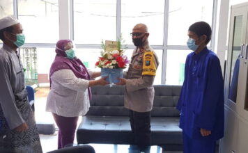 Karangan Bunga dari Kapolda Kepri untuk Petugas Medis di Lingga