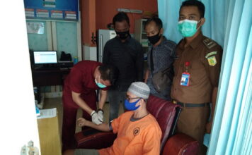 Polsek Daek Lingga Menyerahkan Tersangka dan Barang Bukti Pembakaran Mobil