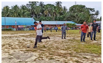 M. Nizar Buka Secara Resmi Permainan Rakyat di Desa Tajur Biru