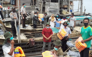 Camat dan Kapus Desa Tajur Biru Bagikan ADP Kepada Kelompok Nelayan