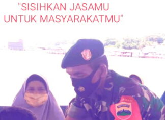 Aksi Babinsa Serda Harun Ginting Bagikan Masker Upaya Memberikan Kesadaran Kepada Warga