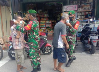 Koramil 02/Tarempa Bagikan Masker Gratis di Jalan dan Pasar Tradisional