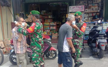 Koramil 02/Tarempa Bagikan Masker Gratis di Jalan dan Pasar Tradisional