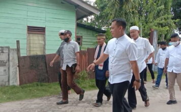 Nizar-Neko Kunjungi Panti Jompo Tuah Bunda Sekop Laut