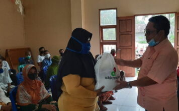 Ketua DPRD Natuna Kembali Serahkan Sembako Bantuan Covid-19, Kali Ini di Desa Limau Manis