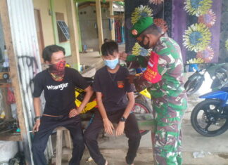 Plh Koramil 07/Palmatak Bersama Babinsa Bagi-bagi Masker Gratis ke Warga