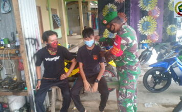 Plh Koramil 07/Palmatak Bersama Babinsa Bagi-bagi Masker Gratis ke Warga