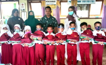 Perdana Masuk Sekolah, Murid Kelas 1 SD 007 Bukit Langkap Dapat Baju dan Alat Tulis Gratis