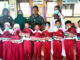 Perdana Masuk Sekolah, Murid Kelas 1 SD 007 Bukit Langkap Dapat Baju dan Alat Tulis Gratis
