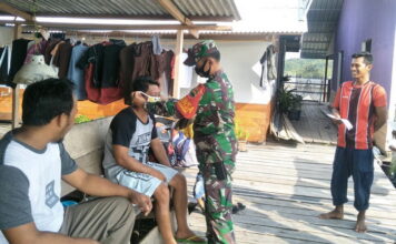 Babinsa Desa Pulau Batang Sosialisasikan Pentingnya Memakai Masker