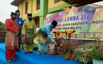 Pemukulan Gong Oleh Pjs Bupati Lingga Tandai Semarak Lomba 2020
