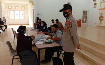 Polsek Dabo Singkep Lakukan Pengamanan Pembagian Bantuan Tunai Sosial Kepada Warga