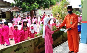 Kunjungi SD/SMP Diwilayah Binaan, Sekcam Katang Bidare Bagi-bagi Masker