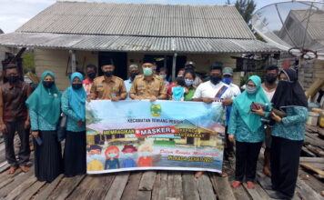 Gerakan Pembagian 5 Juta Masker, Camat Temiang Pesisir Bagikan Masker di 6 Titik