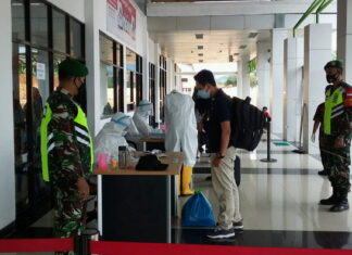 Koramil 04/Letung Bersama Tim Satgas Covid-19 Kecamatan Jemaja Timur Lakukan Pengecekan Penumpang Wing Air di Bandara Letung