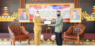 Bupati Tulang Bawang, Dr (Cand) Winarti, SE., MH.Tetima Penghargaan Dari Bank Mandiri Area Lampung
