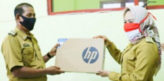 Bupati Winarti Tinjau Operasi Pasar Murah, Serta Berikan Bantuan Laptop dan Insentif Guru