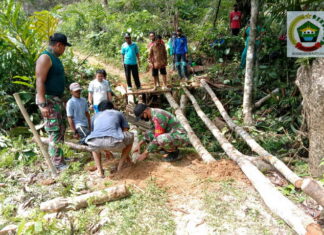Babinsa Koramil 02/Tarempa Goro Bersama Warga Bangun Jembatan Darurat