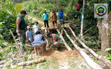 Babinsa Koramil 02/Tarempa Goro Bersama Warga Bangun Jembatan Darurat