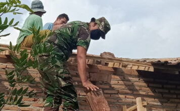 Babinsa Koramil 426-05 Penawar Aji Serda Sukardi Gotong Royong Di Salah Satu Rumah Warga