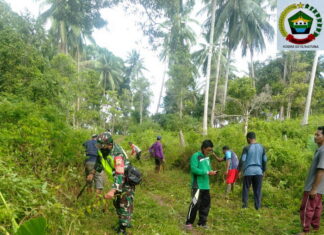 Babinsa Koramil 04/Letung Goro Bersama Warga Desa Landak