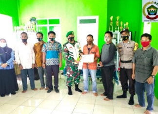 Babinsa Koramil 07/Palmatak Dampingi Penyaluran BLT dan BST Tahun 2020 di Empat Kecamatan