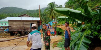 Koramil 02/Tarempa Bantu Evakuasi Warga Korban Banjir Bandang dan Tanah Longsor