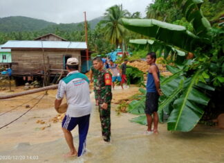 Koramil 02/Tarempa Bantu Evakuasi Warga Korban Banjir Bandang dan Tanah Longsor