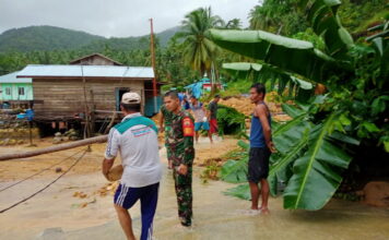 Koramil 02/Tarempa Bantu Evakuasi Warga Korban Banjir Bandang dan Tanah Longsor