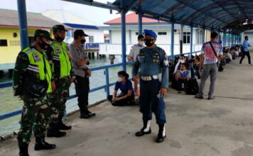 Personil Koramil 01/0315 Bintan Pantau Kedatangan 95 WNI M-KPO Asal Malaysia di Pelabuhan SBP Tanjungpinang
