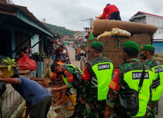 Koramil 02/Tarempa Bantu Warga Bersihkan Lumpur Pasca Banjir Bandang di Anambas