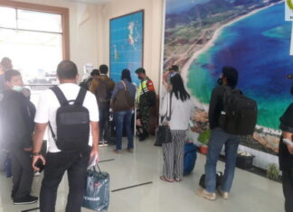 Cegah Covid-19, Koramil 04/Letung Lakukan Pengawasan Prokes di Bandara Letung