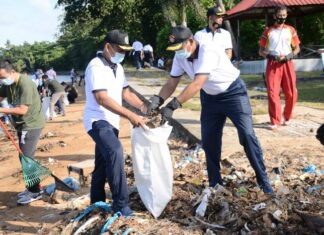 Lantamal IV Bersama Yayasan Bina Berkah Lestari Bersih-bersih Pantai