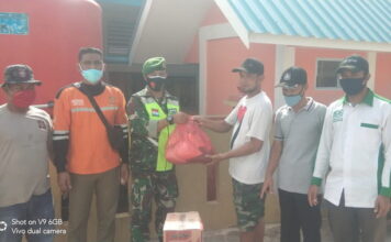 Koramil 02/Tarempa Salurkan Bantuan Sembako dari BPBD KKA ke Warga Terdampak Banjir Bandang