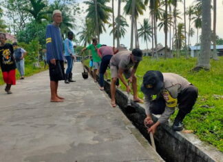 Jaga Lingkungan Tetap Sehat, Bhabinkamtibmas Polsek Bunguran Timur Goro Bersama Warga