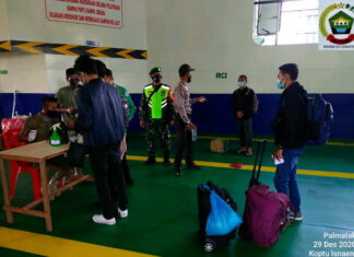 Cegah Covid-19, Babinsa Koramil 07/Palmatak Lakukan Pengawasan Prokes Terhadap Penumpang Kapal Bahtera Nusantara 01