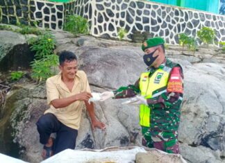 Cegah Covid-19, Babinsa Koramil 07/Palmatak Bagi Masker ke Warga Binaan