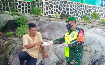 Cegah Covid-19, Babinsa Koramil 07/Palmatak Bagi Masker ke Warga Binaan