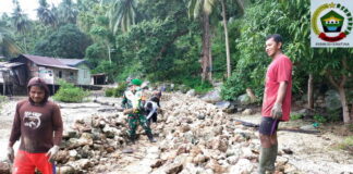 Babinsa Koramil 07/Palmatak Goro Bersama Warga Menyusun Batu Jalan Dusun
